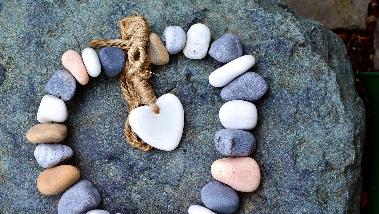 stones chain heart free photo