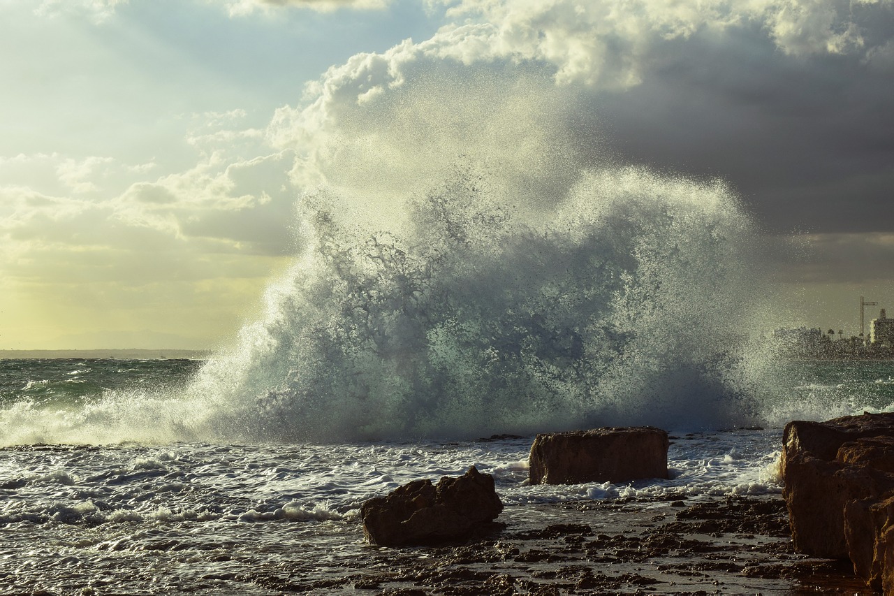 storm wave crushing free photo