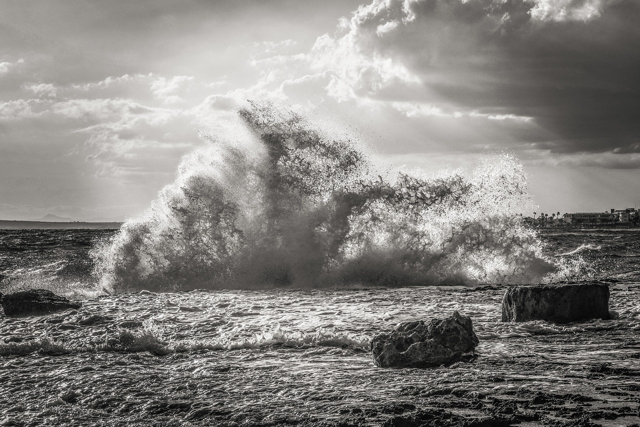 storm wave crushing free photo