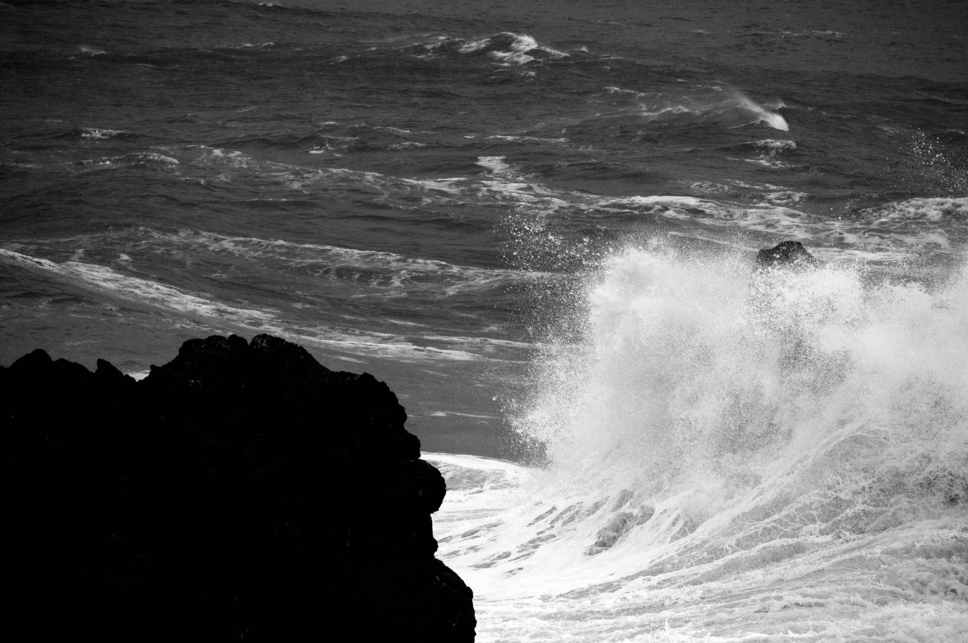 storm wave splash free photo