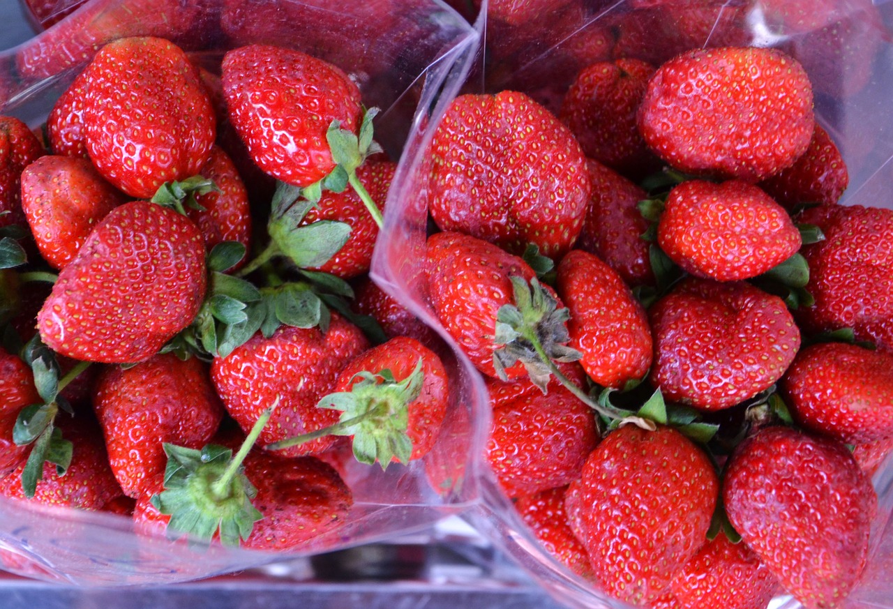 strawberries punnet red free photo
