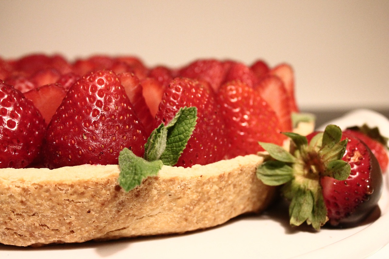 strawberries cakes desserts free photo