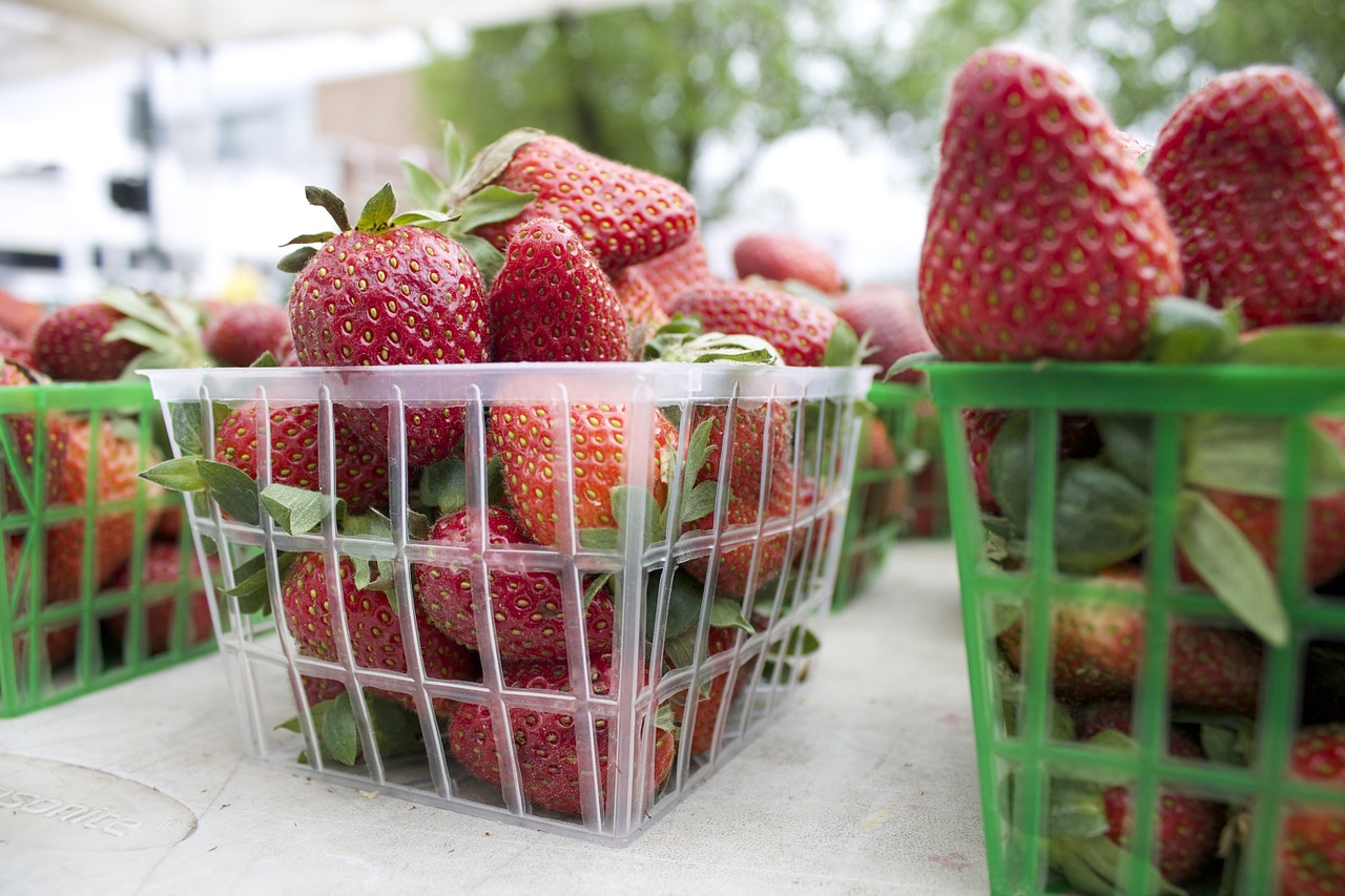 strawberries fruit strawberry free photo