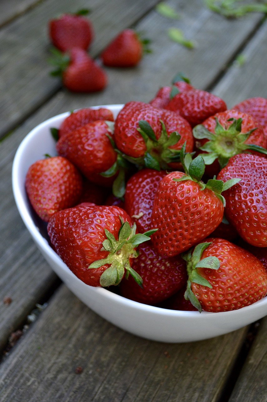 strawberries fresh fruit free photo