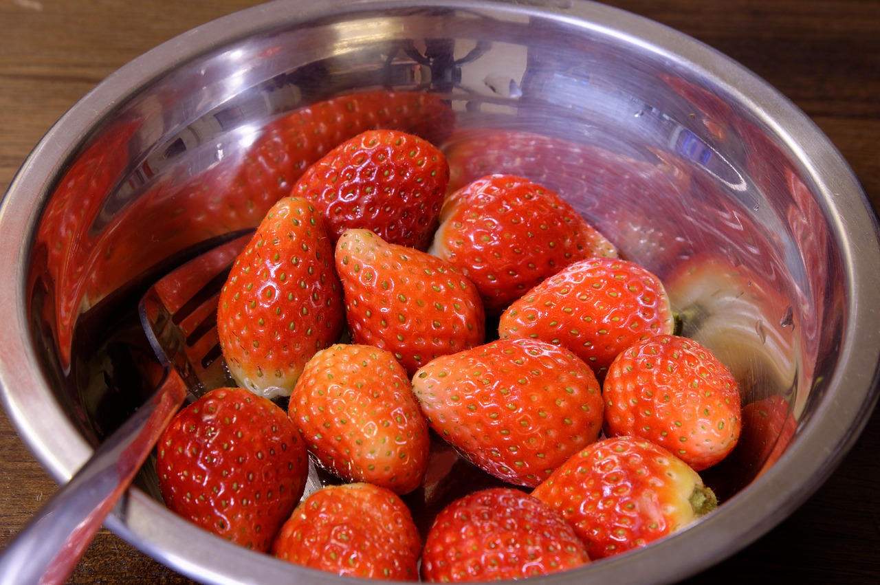 strawberries fruit bowl free photo