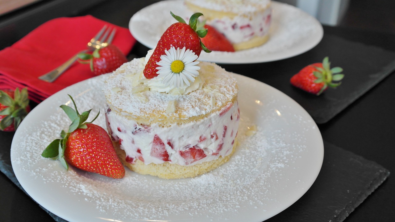 strawberries strawberry shortcake strawberry cake free photo