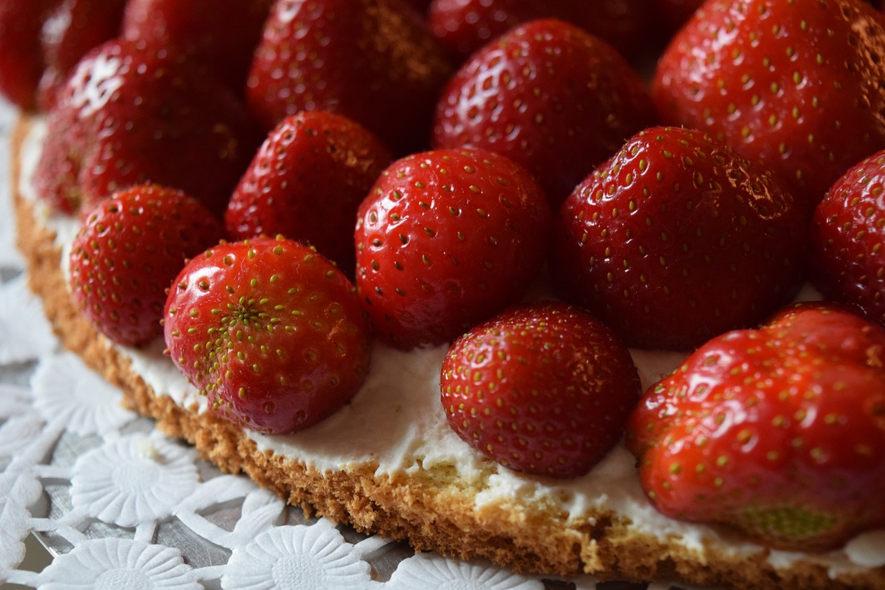 strawberries strawberry cake cake free photo