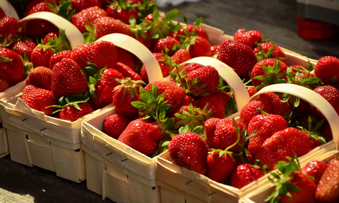 strawberries red fruits free photo