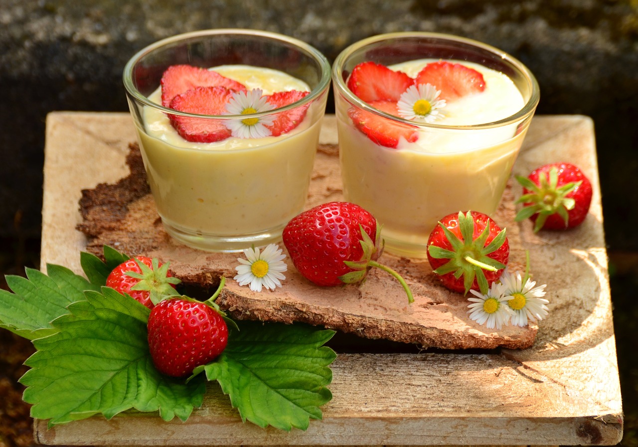 strawberries strawberry dessert vanilla dessert free photo