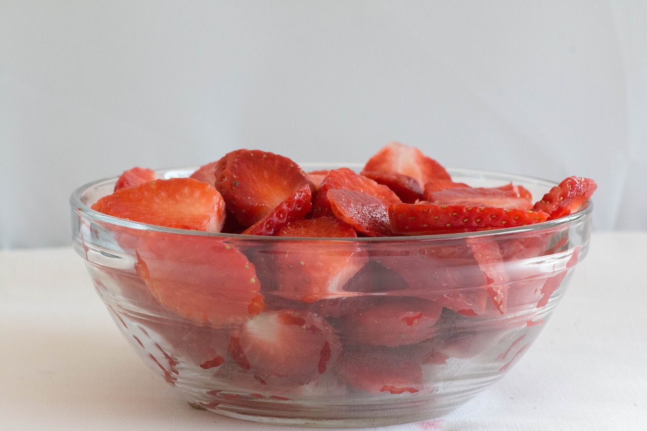 strawberries bowl of strawberries kitchen free photo