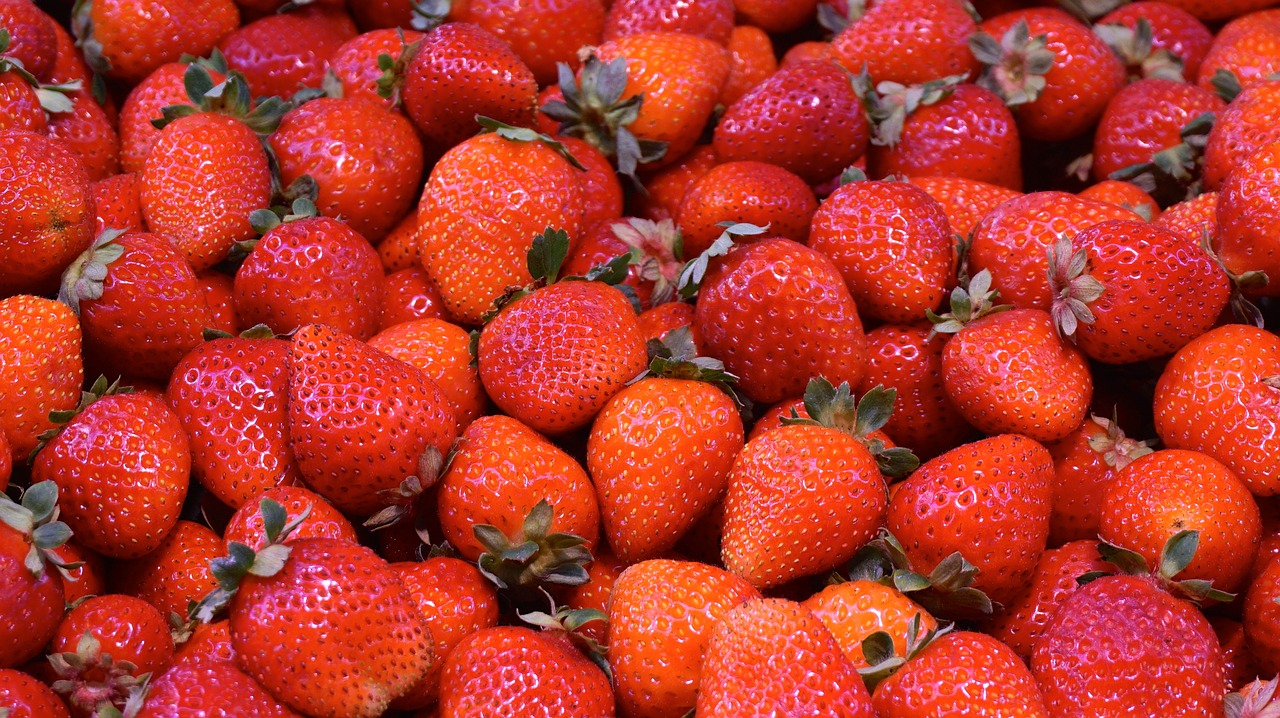 strawberries background market free photo