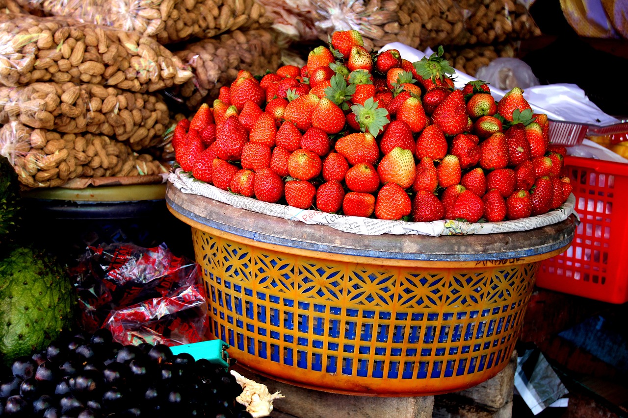 strawberries basket decoration free photo