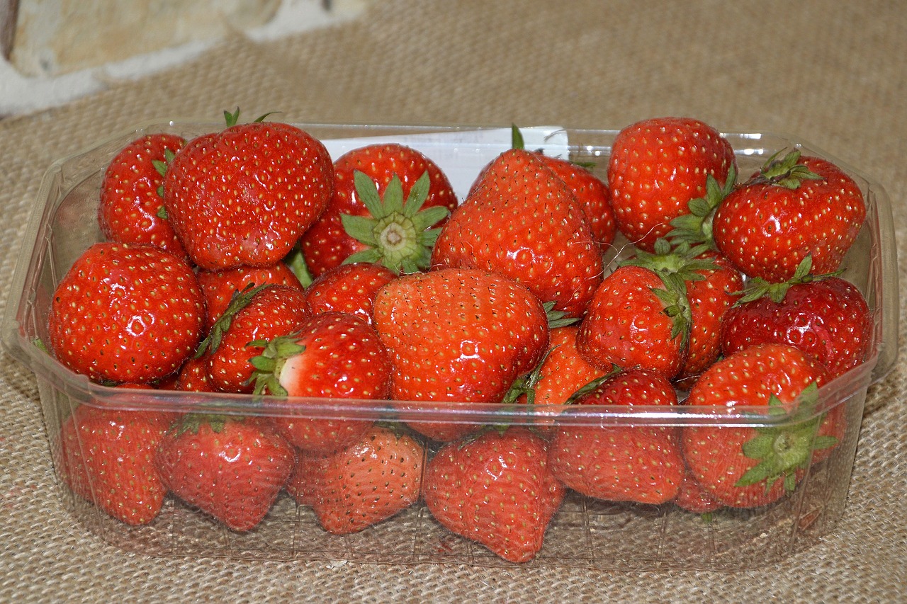 strawberries red sweet free photo