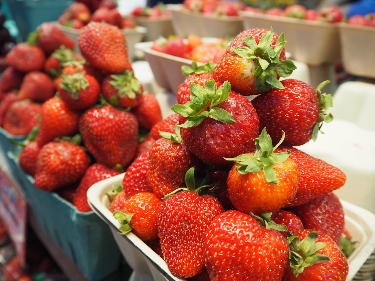 strawberries marche fruit free photo