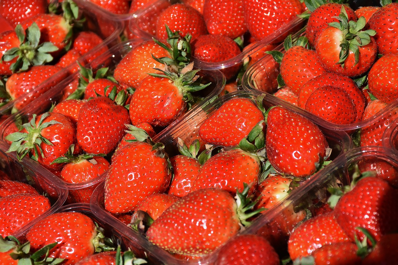 strawberries fruit red free photo