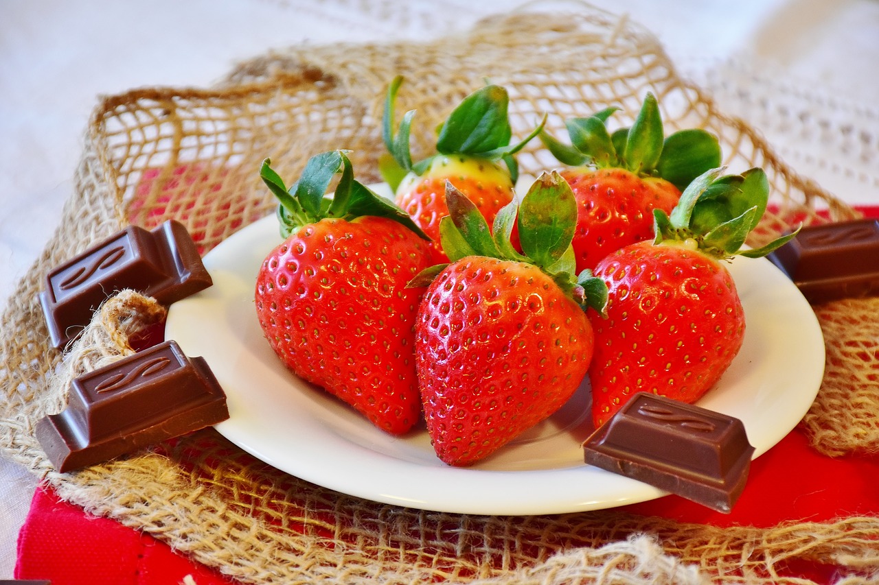 strawberries chocolate fruit free photo