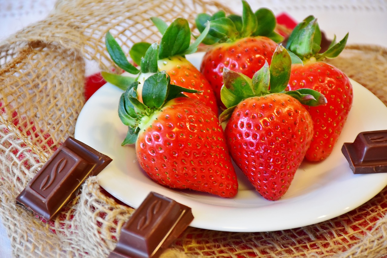 strawberries chocolate fruit free photo