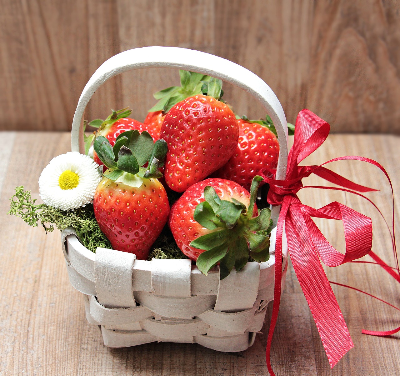 strawberries basket moss free photo