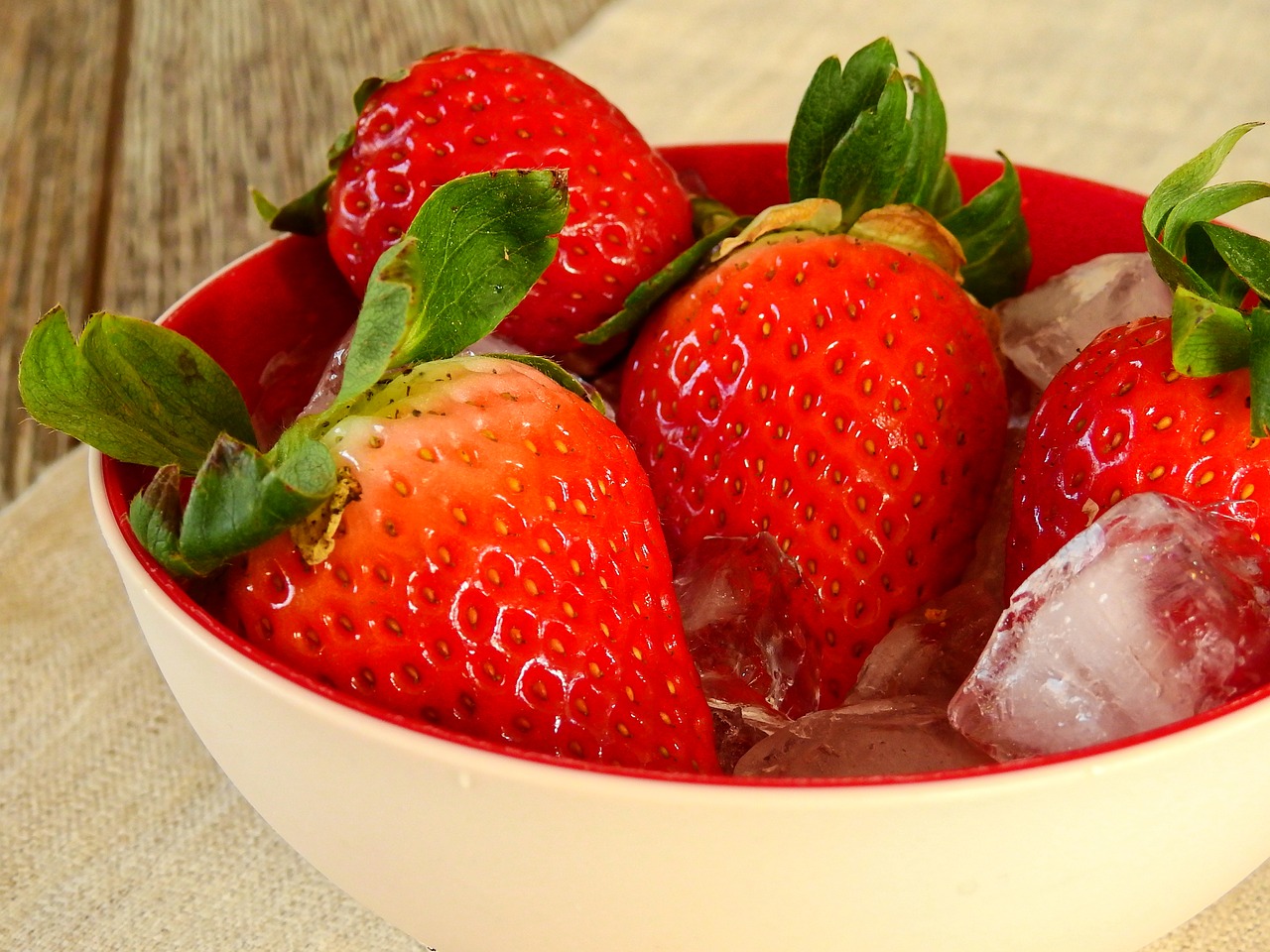 strawberries berries fruits free photo