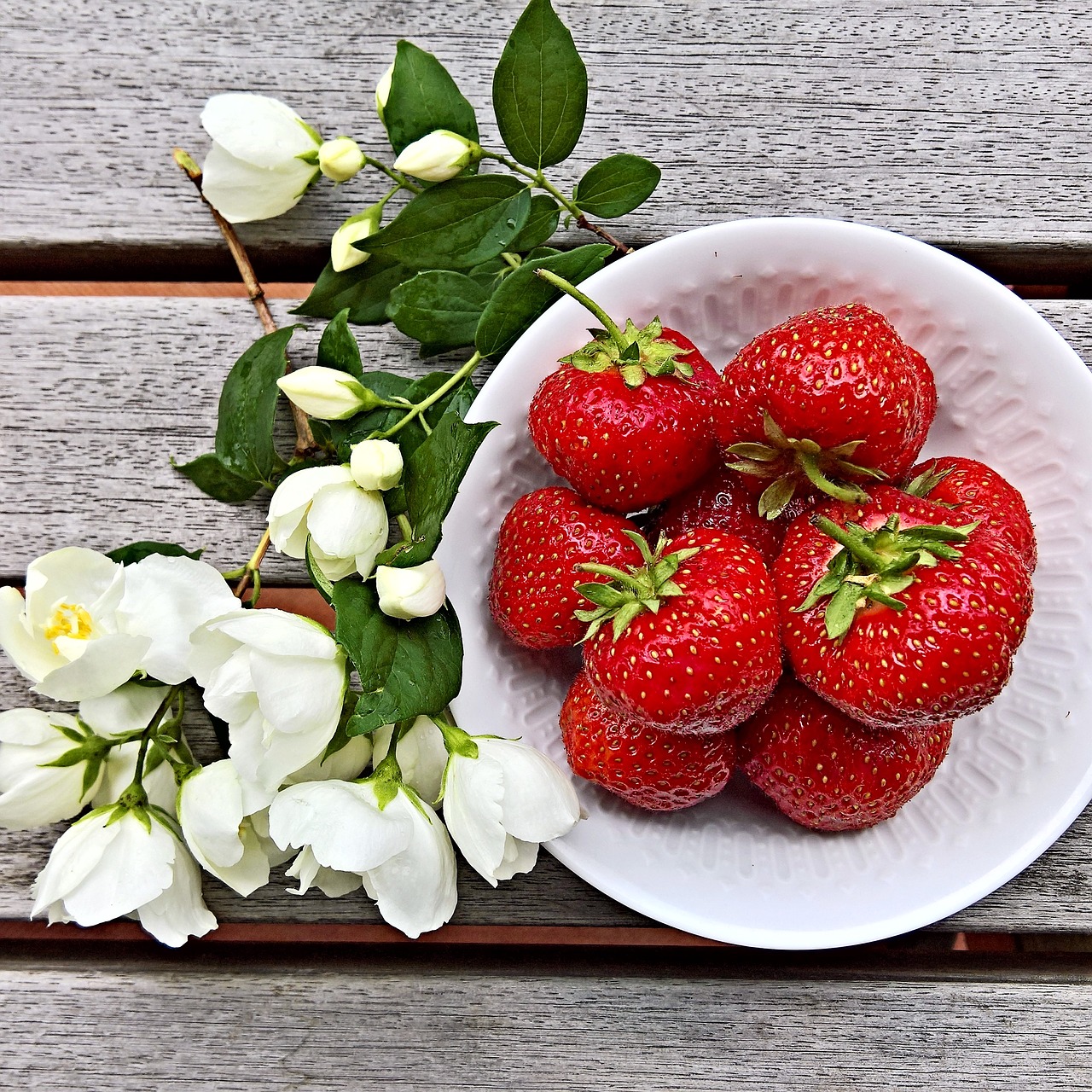 strawberries fruits large free photo