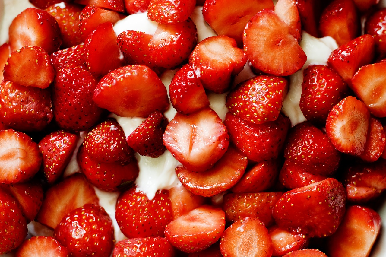 strawberries red fruits free photo