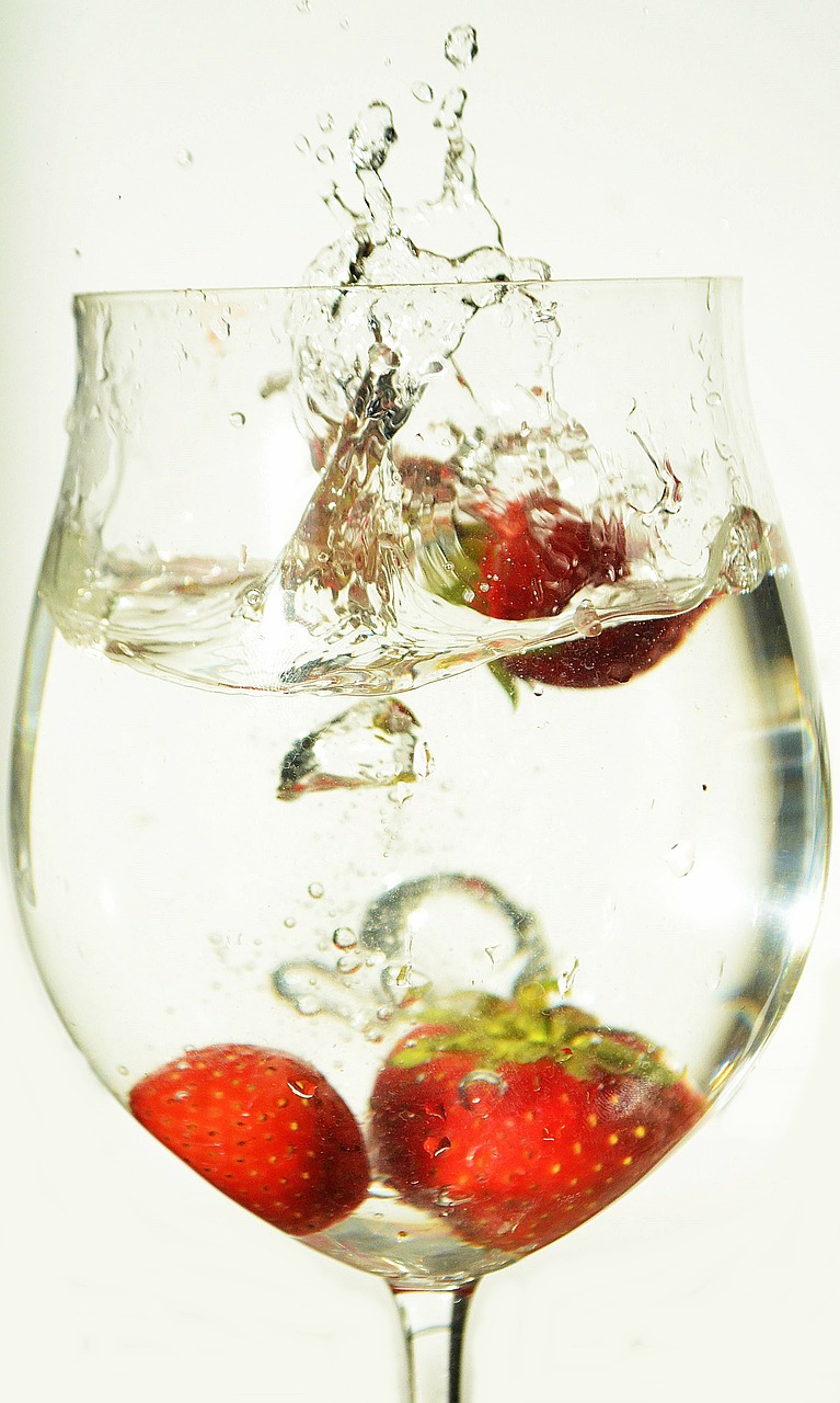 strawberries frisch water free photo