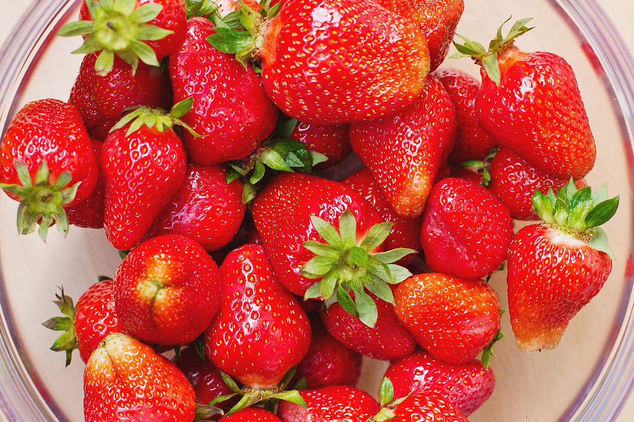 strawberries strawberry fruits free photo