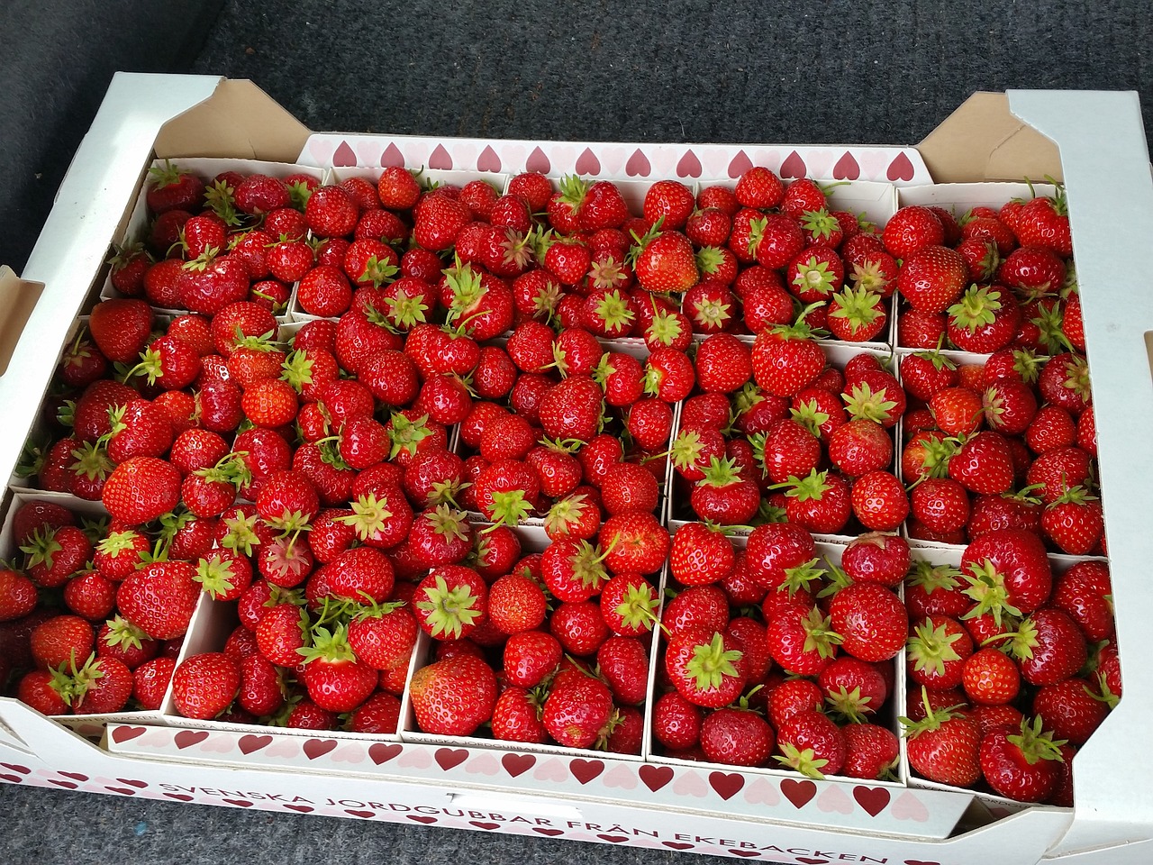 strawberries box carton free photo