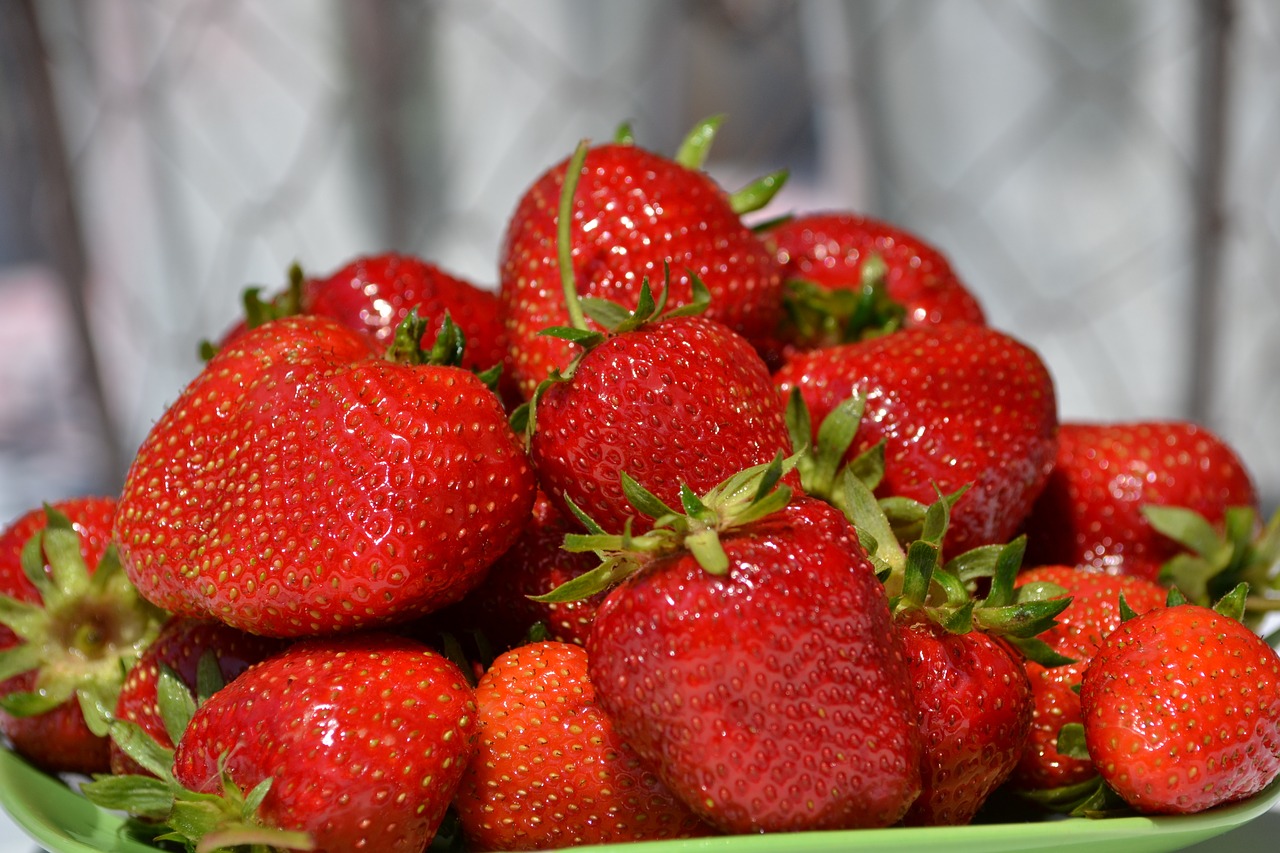 strawberries fruit red free photo