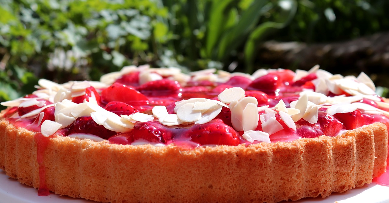 strawberries  cake  food free photo