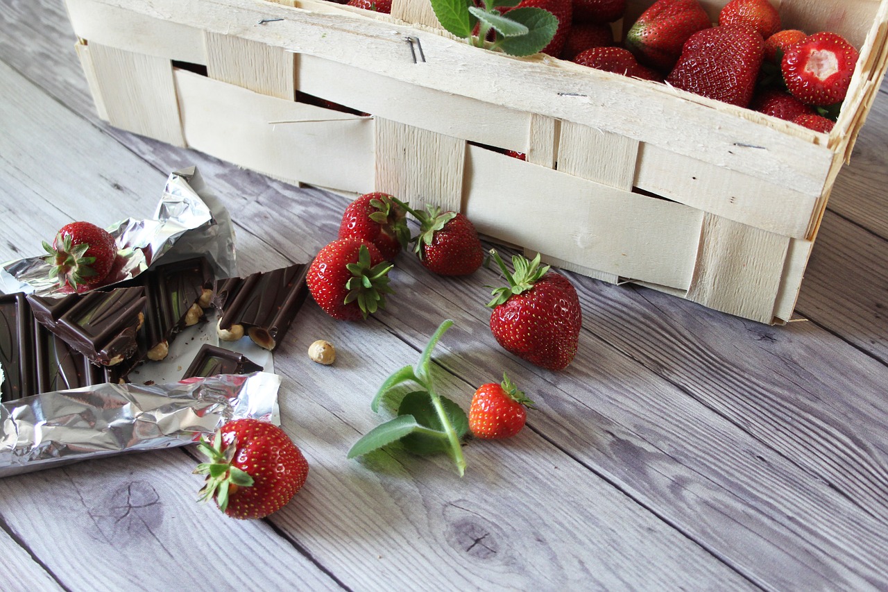 strawberries  chocolate  kobiałka free photo