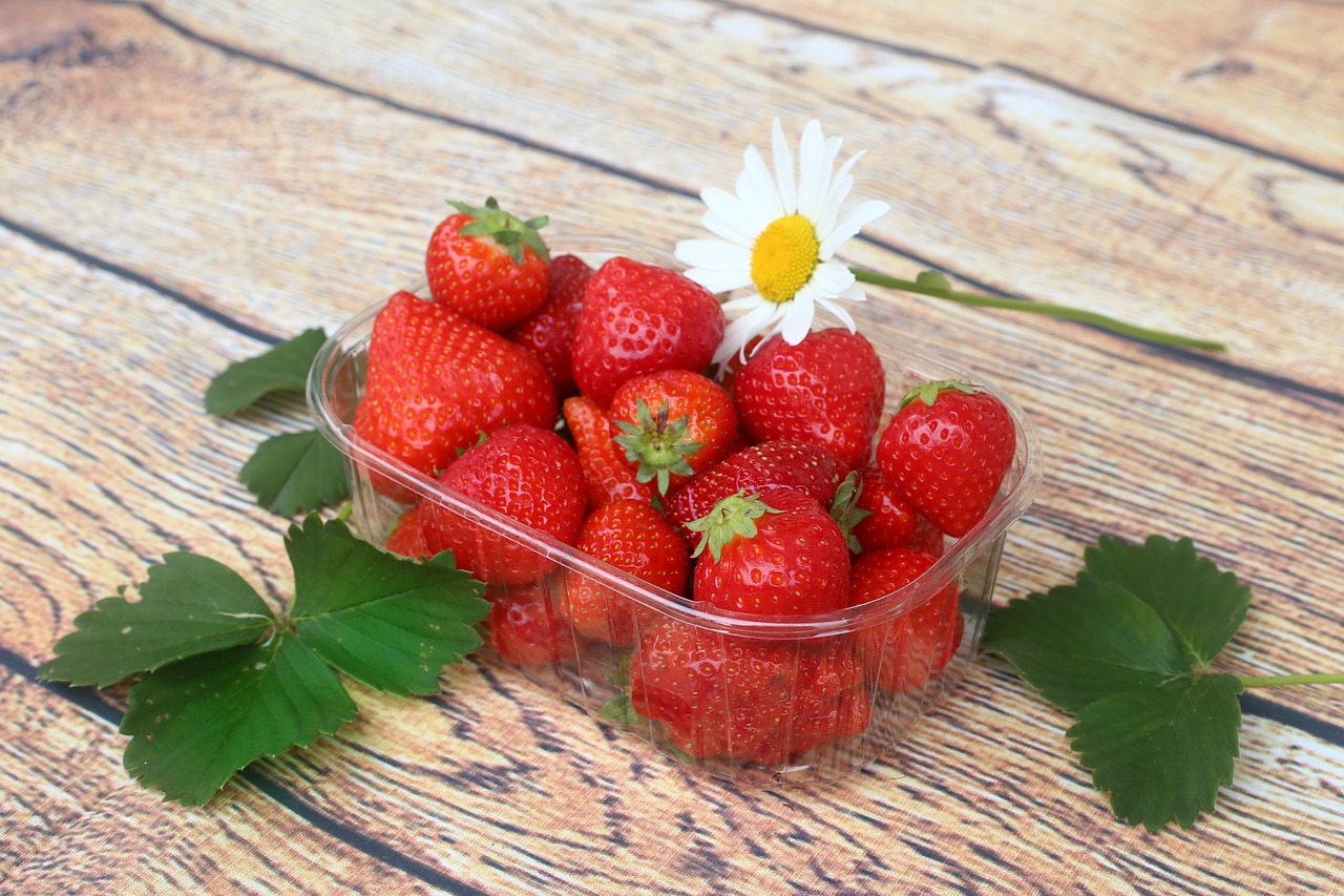 strawberries  fruit  red free photo