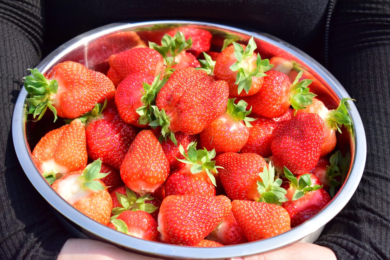 strawberries  red  fruit free photo