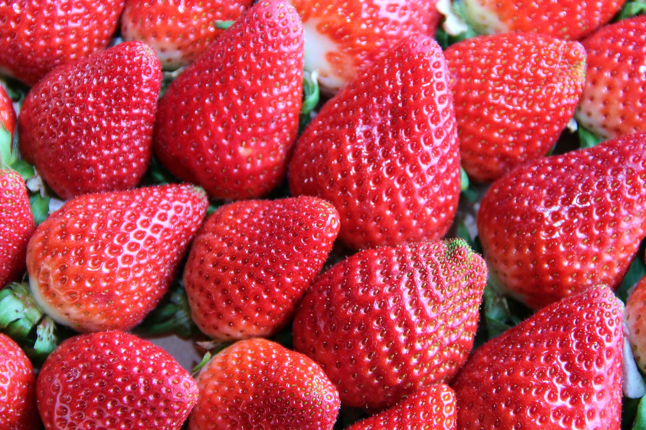 strawberries  red  sweet free photo
