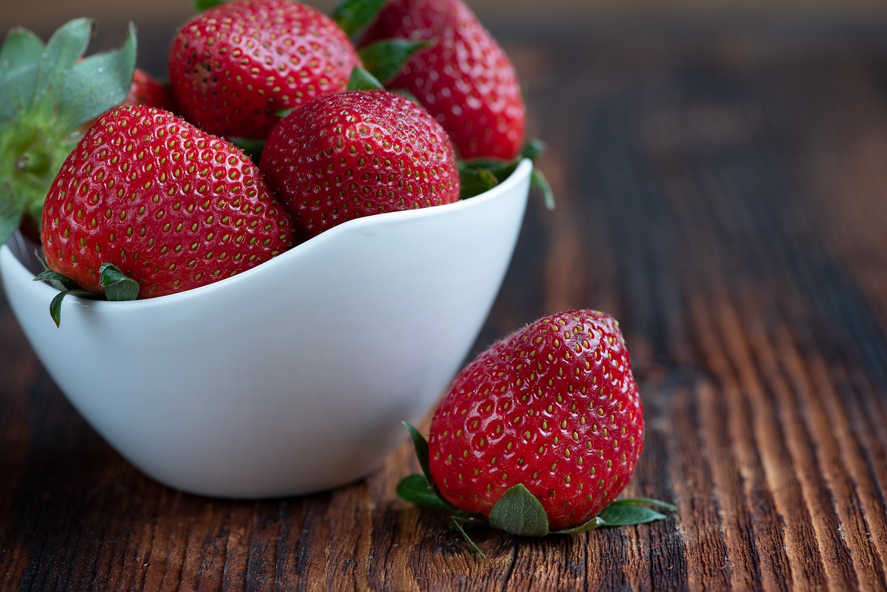 strawberries  red  fruits free photo