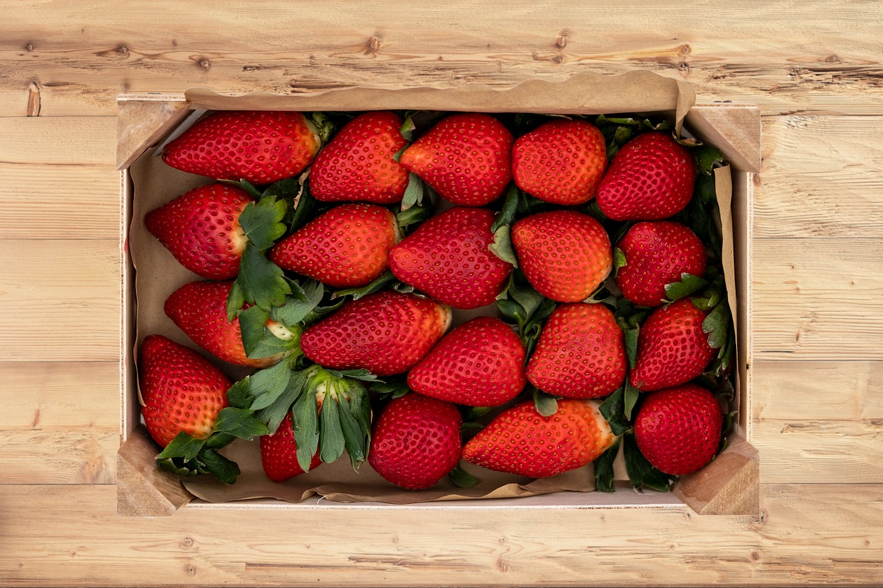 strawberries  fruits  fruit free photo