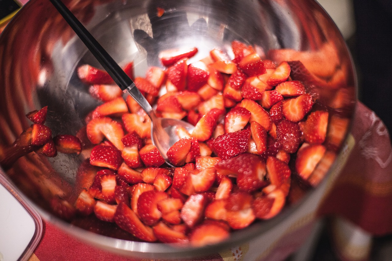 strawberries bowl metal free photo