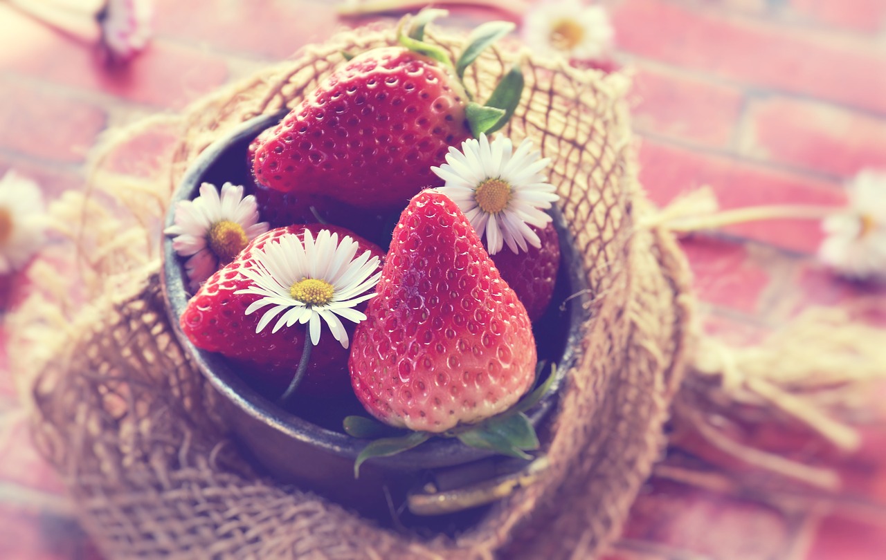 strawberries  fruit  food free photo