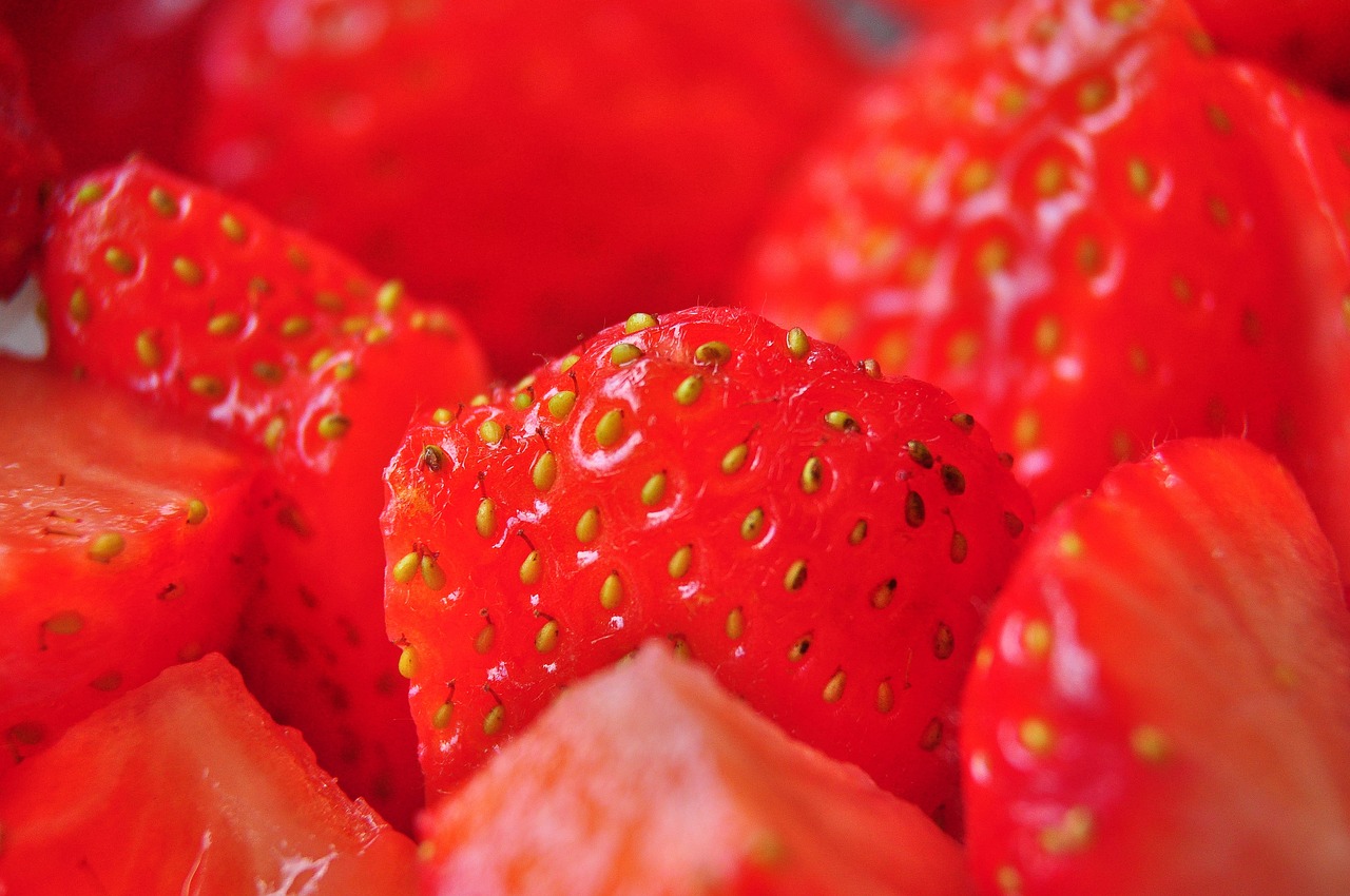 strawberries  red  fruit free photo