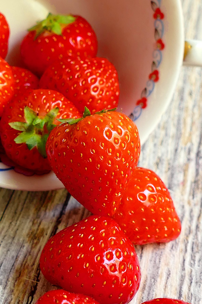 strawberries  red  fruit free photo