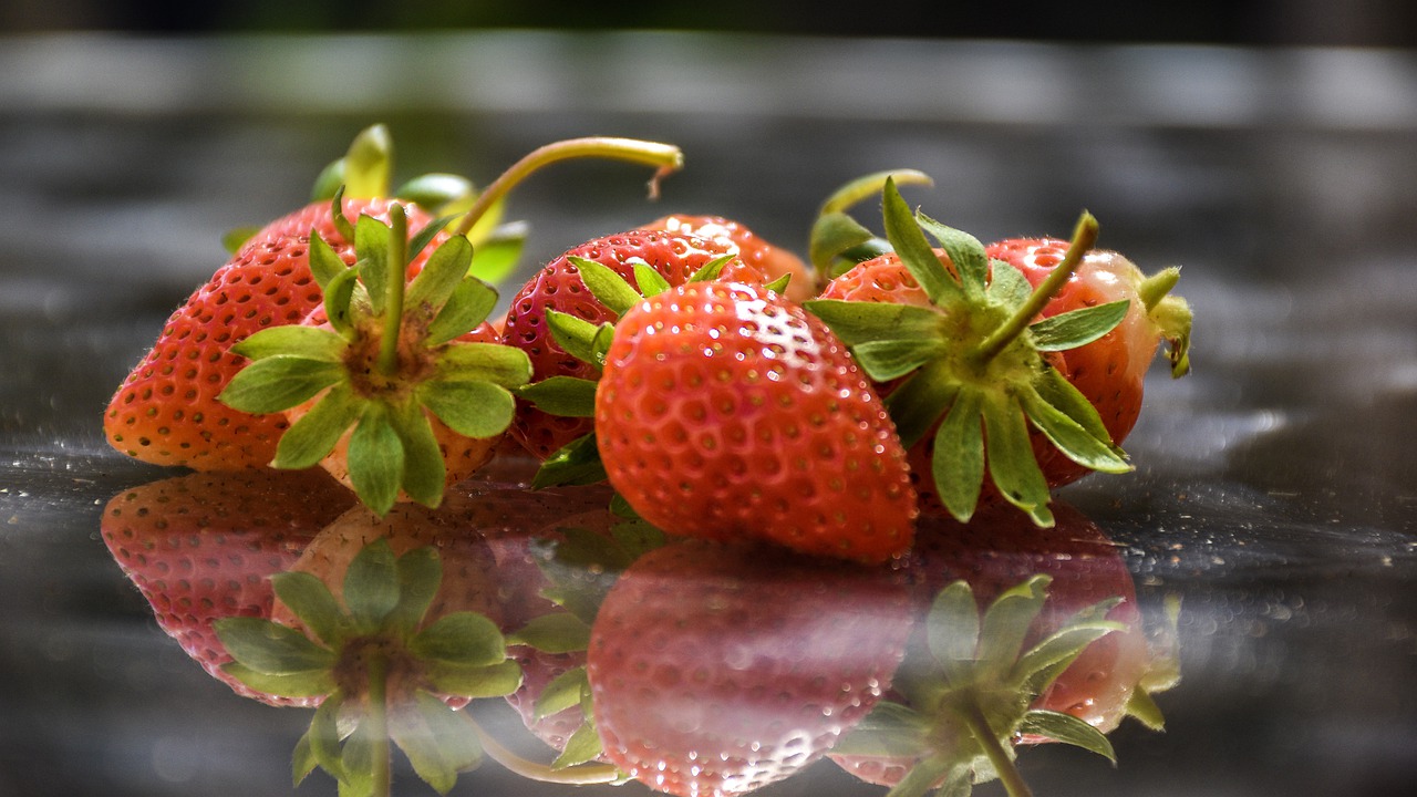 strawberries  berries  fr free photo