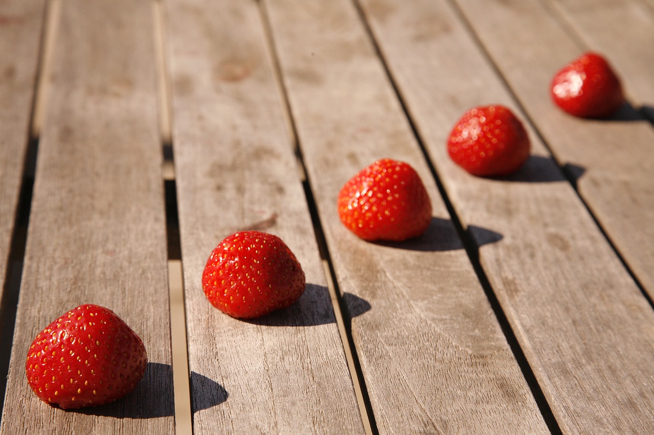 strawberries fruit diagonal free photo