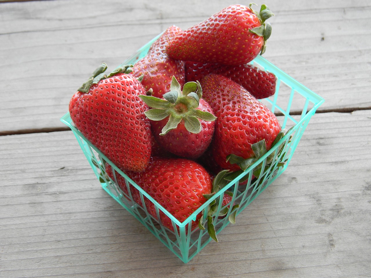 strawberries organic fruit free photo