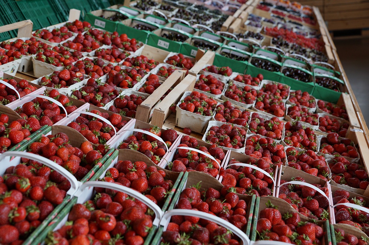 strawberries market eat free photo