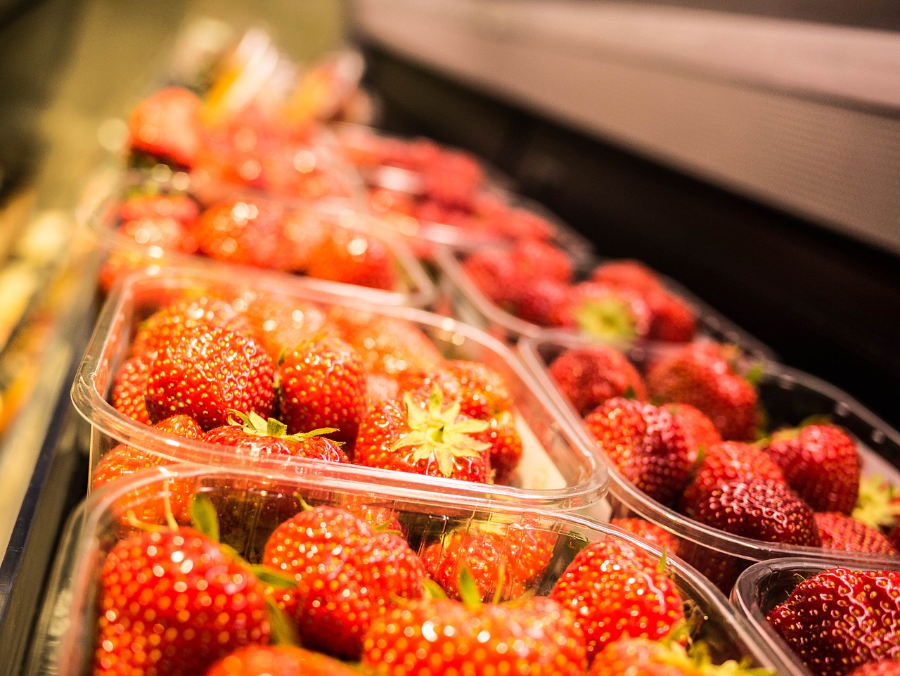 strawberries market vegetables free photo