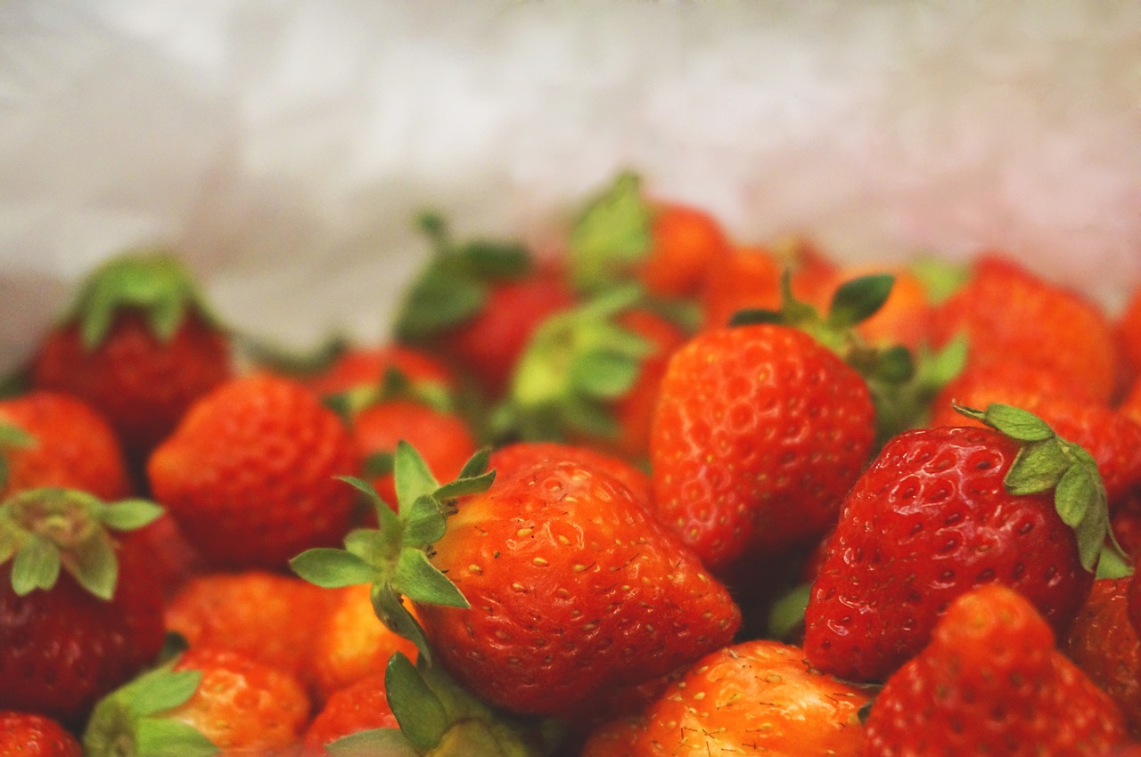 strawberries fruit berries free photo