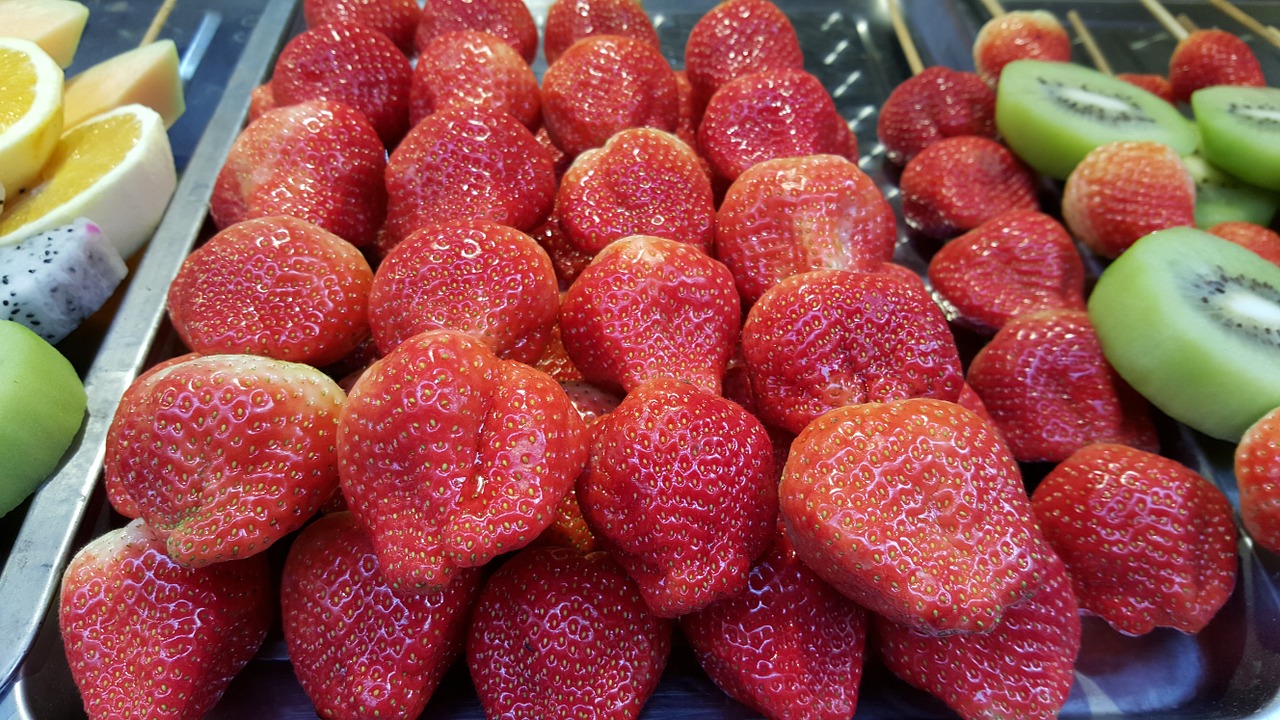 strawberry fresh strawberry kiwi free photo