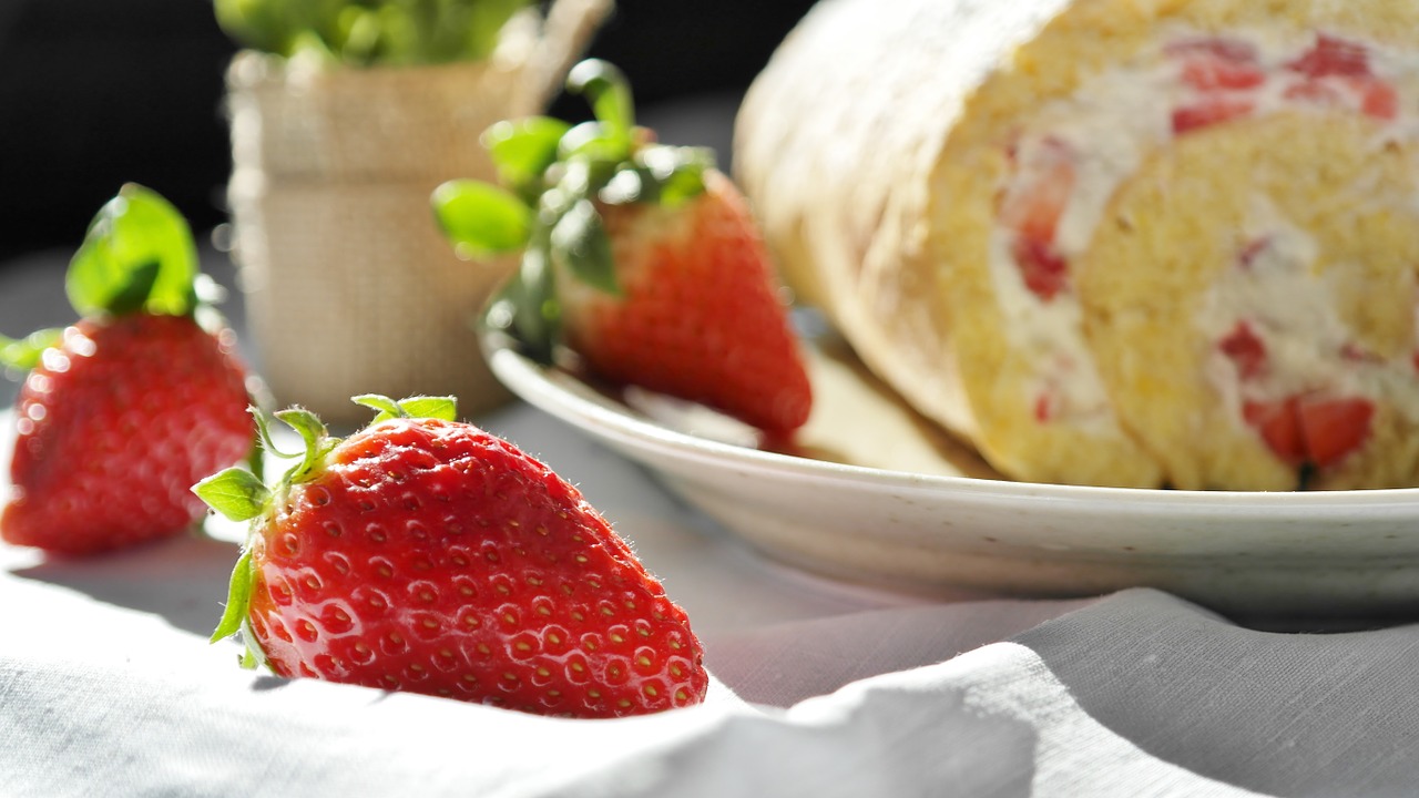 strawberry strawberry cake bisquit free photo