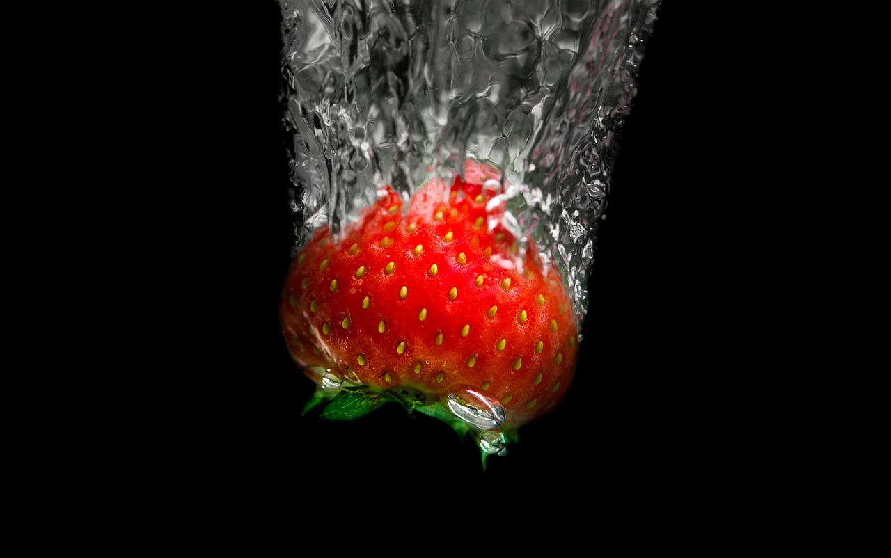 strawberry dive water free photo