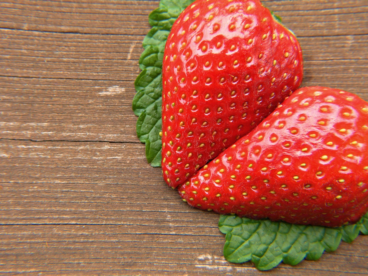 strawberry heart wood free photo